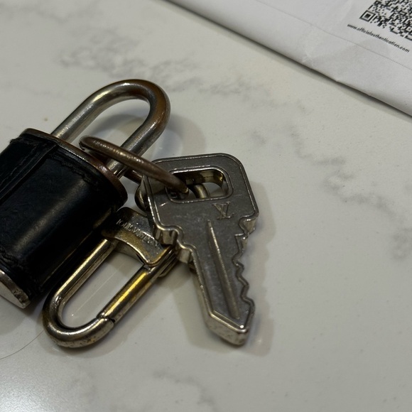 Louis Vuitton Black Leather Keychain with Lock charm - Picture 5 of 6
